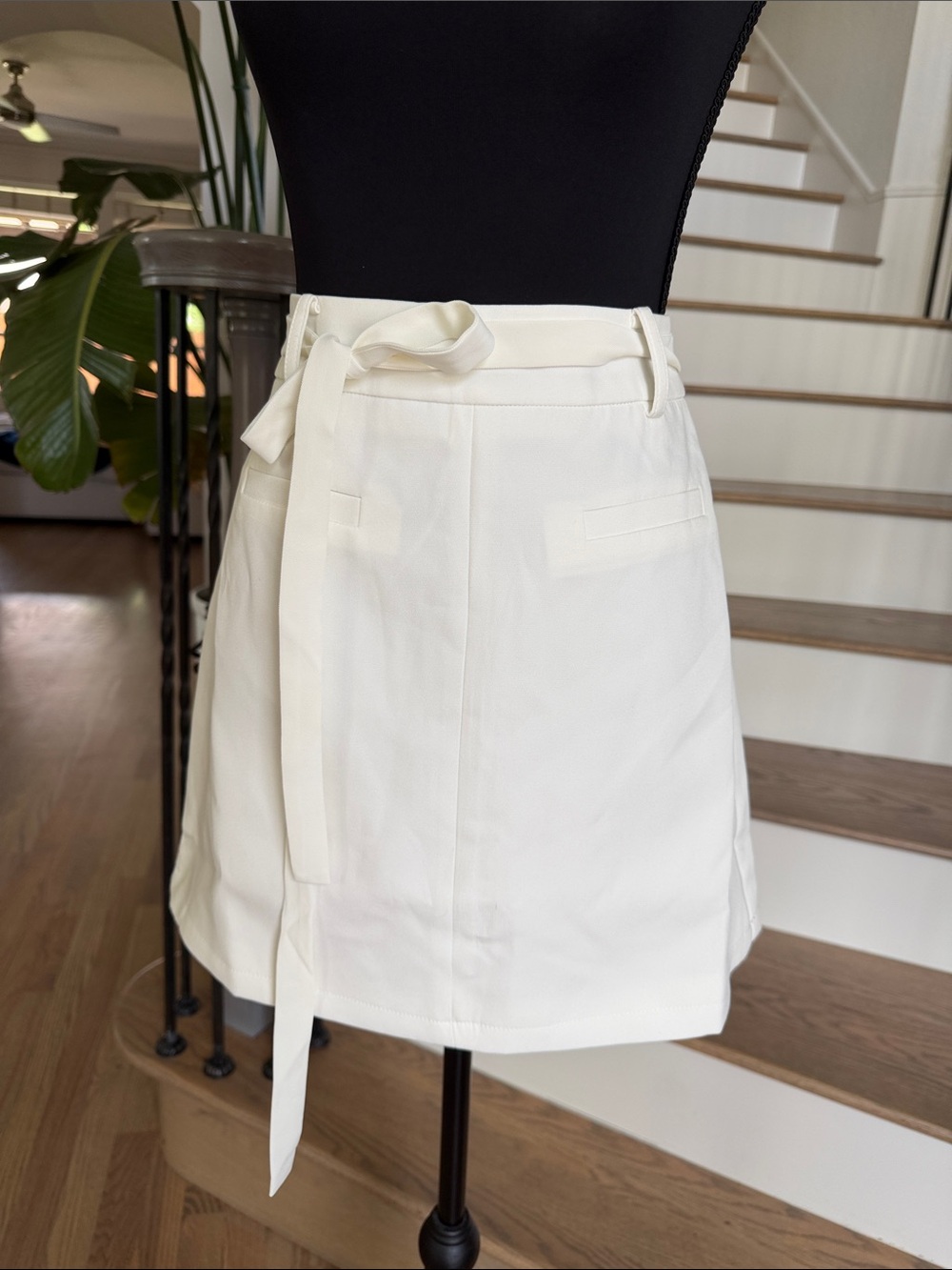 NWOT Commense Classic White Tie-Waist Mini Skirt (M)